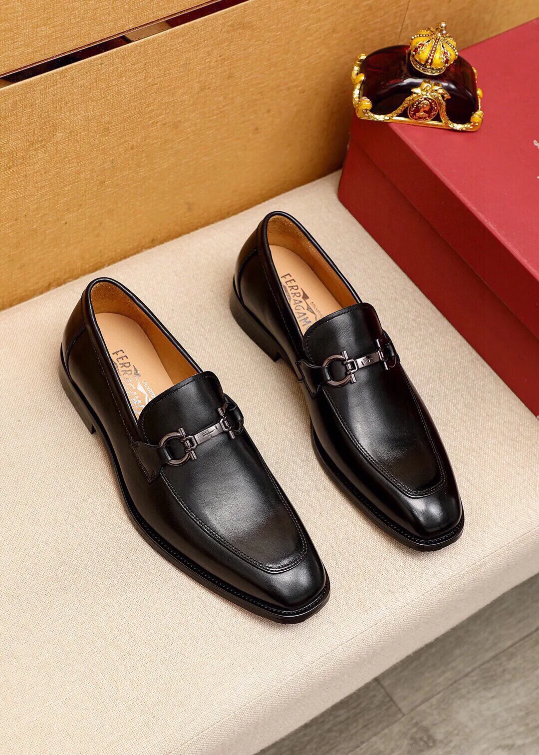 Men's shoes 💰460 💐 Product trademark: Ferragamo "Ferragamo" casual leather shoes Regular size: 38-44 (custom-made at 45.46.47🉑️) Product materials: Selected imported first-layer calfskin upper + original hardware buckle, imported water-dyed cow leather lining. Strong three-dimensional visual effect, combined outsole Color: 2⃣️colors available